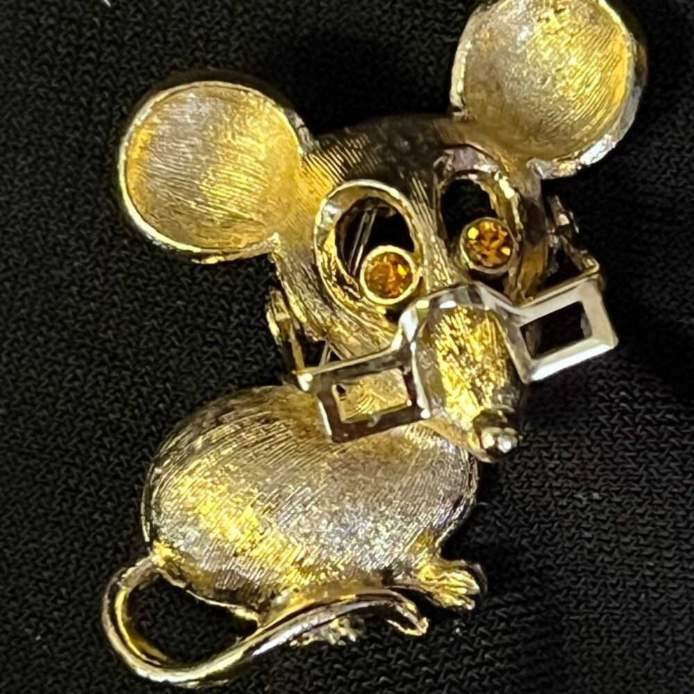 Vintage Avon Mouse Brooch with Hinged Glasses – Gold‑Tone – Collectible - Picture 4 of 10